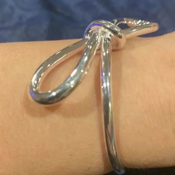 Beautiful Bowknot Bracelet for Women Fashion Creative Birthday Party Jewelry NEW - Picture 5 of 5